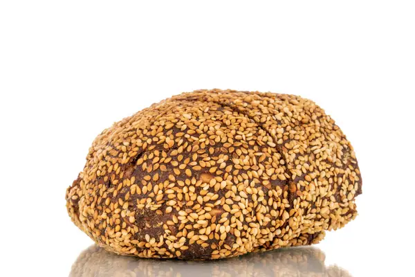 Metade Pão Multigrãos Centeio Macro Isolado Sobre Fundo Branco — Fotografia de Stock