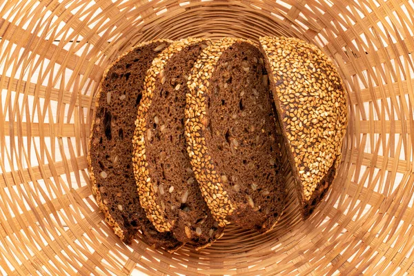 Кілька Шматків Житнього Хліба Солом Яній Тарілці Макро Вид Зверху — стокове фото