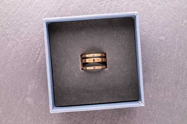 スレート石 マクロ トップビューの装飾紙箱の1つの金のリング — ストック写真