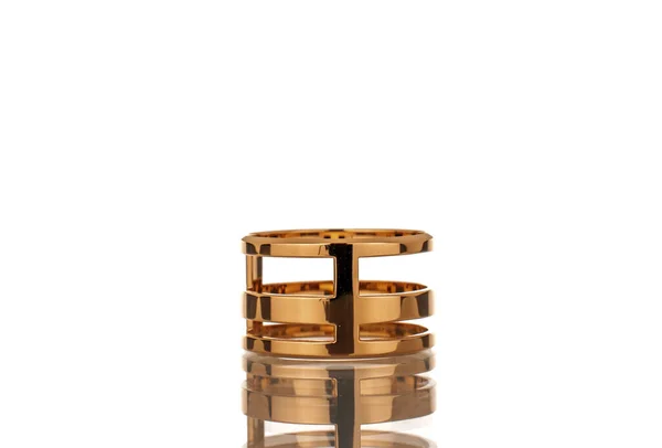 Egy Arany Gyűrű Makró Elszigetelt Fehér Háttér — Stock Fotó