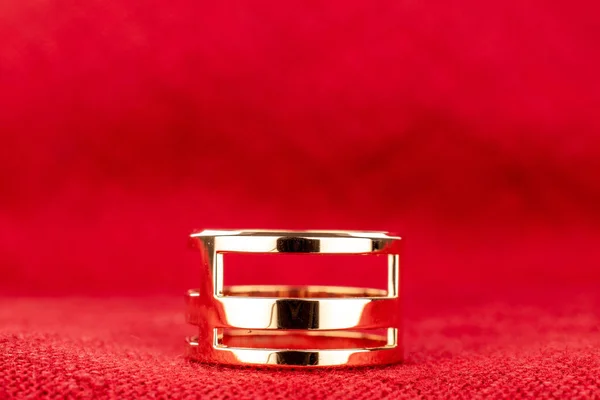 Een Gouden Ring Een Rood Linnen Servet Macro Stockfoto