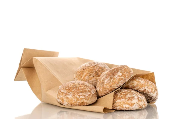 Vários Biscoitos Gengibre Saborosos Doces Com Saco Papel Macro Isolados — Fotografia de Stock
