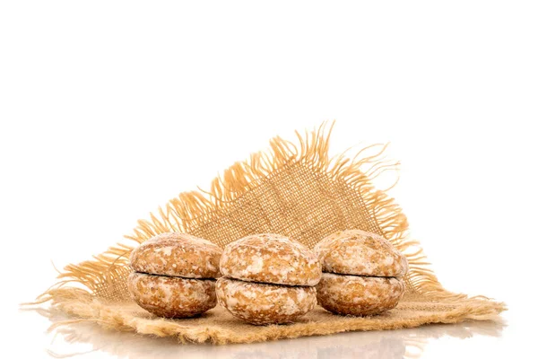 Несколько Сладких Вкусных Пряников Печенье Джутовой Салфетке Макрос Изолированные Белом — стоковое фото