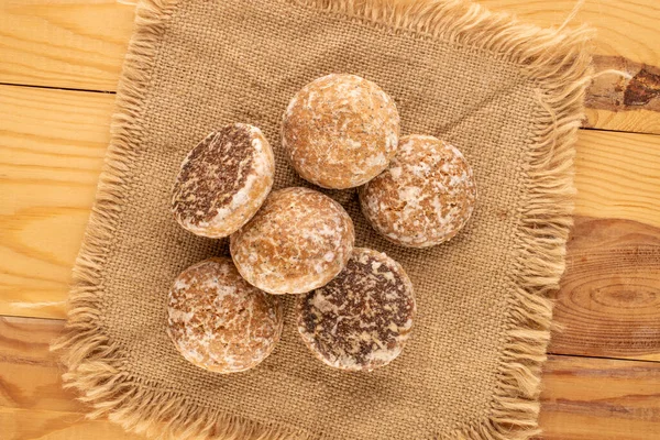 Vários Biscoitos Gengibre Saborosos Doces Com Guardanapo Juta Mesa Madeira — Fotografia de Stock