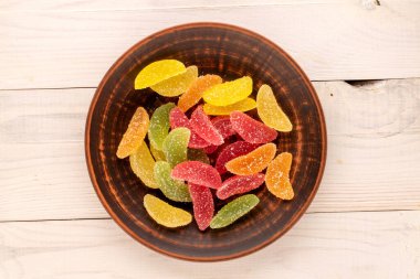 Tahta tabakta, makroda, üst manzaralı üç tatlı marmelat şekeri..