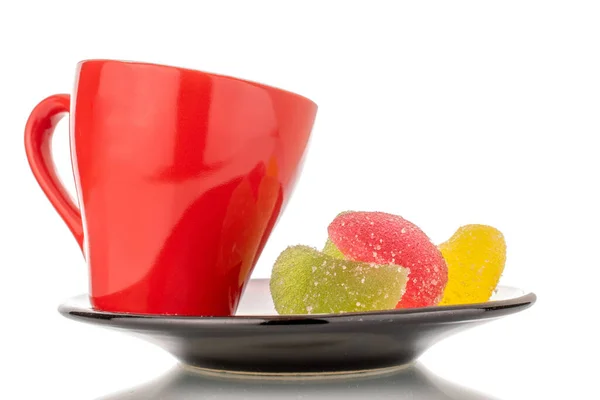 Три Сладкие Конфеты Мармелад Керамической Блюдце Красной Чашкой Макрос Изолированные — стоковое фото