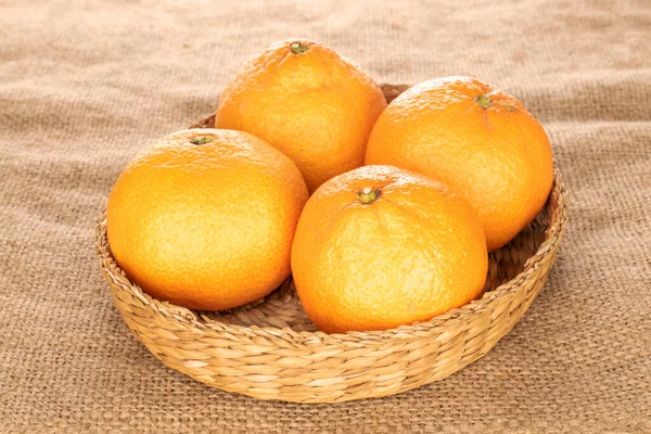 Few Ripe Tangerines Straw Plate Jute Cloth Macro — Stock Photo, Image