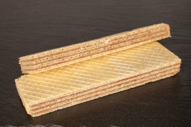 İki çikolatalı gofret, bir taş üzerinde, yakın plan..