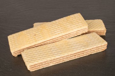 Üç tatlı çikolatalı gofret bir taş üzerinde, yakın plan..