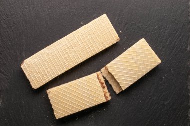 İki çikolatalı gofret, kayrak taşı, yakın plan, üst manzara..