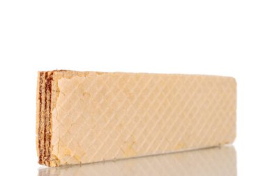 Bir çikolatalı gofret, yakın plan, beyaz arka planda izole edilmiş..