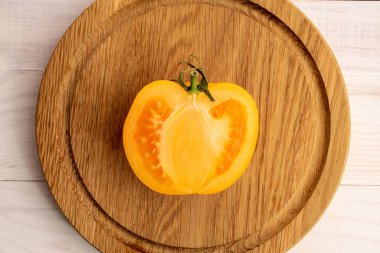 Taze organik, sulu domatesler, yakın plan, beyaz bir masa üzerinde, üst görünüm..