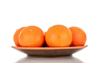 Beyaz arka planda izole edilmiş, kil plakalı birkaç organik mandalina..