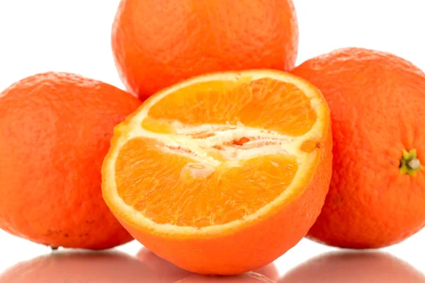 Yarım ve üç tatlı organik mandalina, makro, beyaz arka planda izole edilmiş..