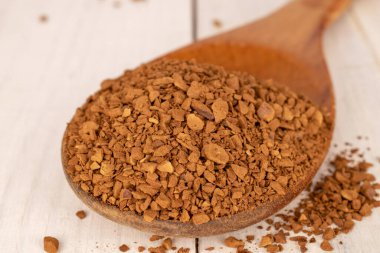 Ahşap bir masada tahta kaşıkla mis gibi kokulu kahve, makro..