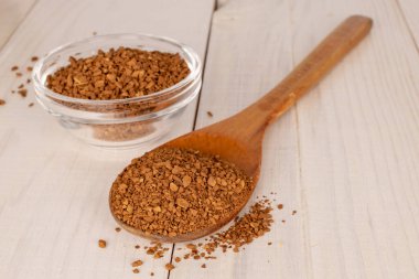 Ahşap bir masada tahta kaşıkla mis gibi kokulu kahve, makro..