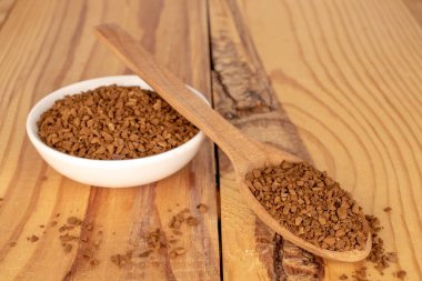 Tahta bir masada tahta kaşıkla seramik bir tabakta mis kokulu hazır kahve..