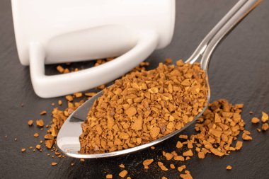 Metal kaşık ve beyaz fincanlı mis kokulu kahve, makro..