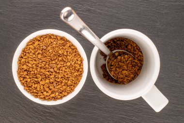 Beyaz bir fincan çay tabağında mis kokulu kahve ve beyaz bir fincanla kayrak taşı, makro, üst manzara..