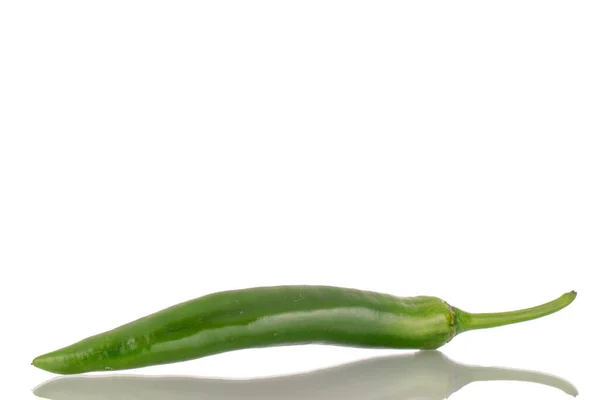 Ένα Πράσινο Πικάντικο Πιπέρι Μακροεντολή Απομονώνονται Λευκό Φόντο — Φωτογραφία Αρχείου