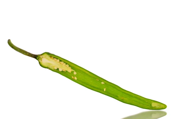 Hälften Den Gröna Kryddig Peppar Makro Isolerad Vit Bakgrund — Stockfoto