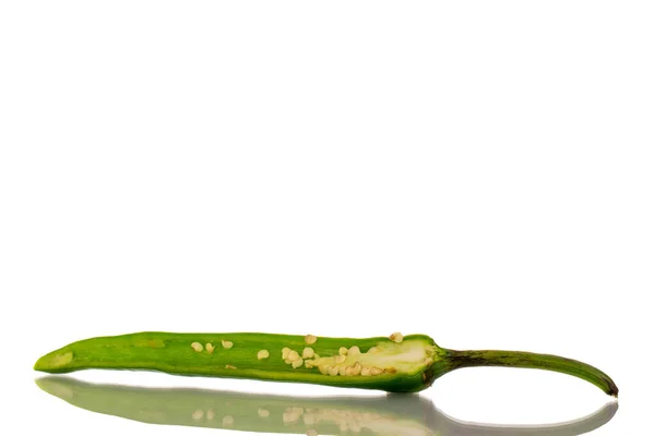 Yeşil Baharatlı Biberin Yarısı Makro Beyaz Arka Planda Izole Edilmiş — Stok fotoğraf