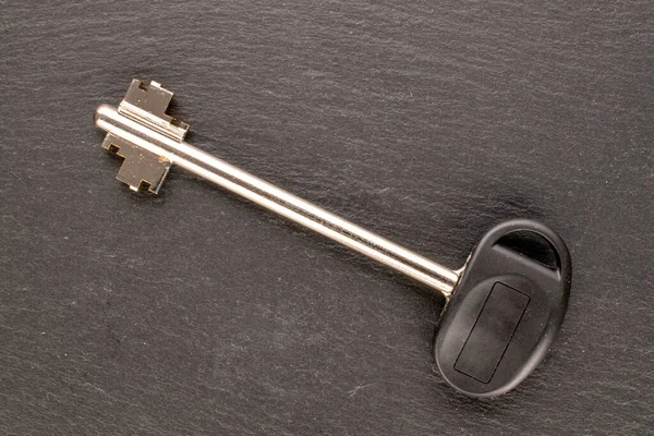 Один Ключ Металлической Двери Шиферном Камне Макрос Вид Сверху — стоковое фото
