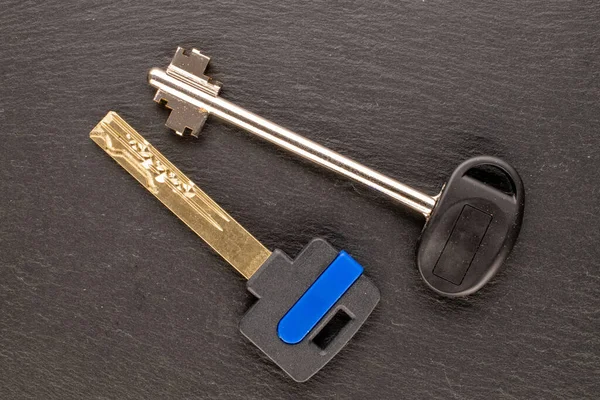 Два Металлических Ключа Дверного Замка Шиферном Камне Вид Сверху — стоковое фото