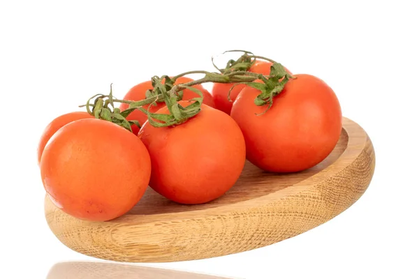 Varios Tomates Frescos Una Rama Con Plato Madera Macro Aislados — Foto de Stock
