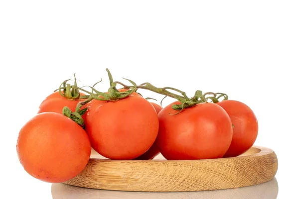 Vários Tomates Frescos Ramo Com Uma Chapa Madeira Macro Isolado — Fotografia de Stock