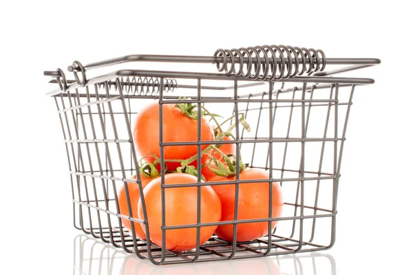 Vários Tomates Frescos Ramo Cesto Macro Isolado Fundo Branco — Fotografia de Stock