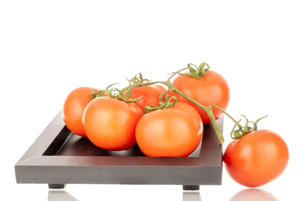 Vários Tomates Frescos Ramo Com Uma Bandeja Madeira Preta Macro — Fotografia de Stock