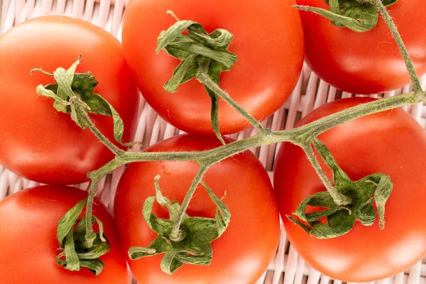 Vários Tomates Frescos Ramo Uma Cesta Macro Visão Superior — Fotografia de Stock