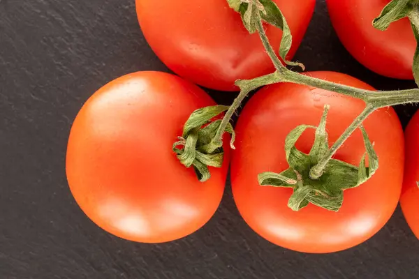 Kilka Dojrzałych Pomidorów Gałęzi Kamieniu Łupkowym Makro Widok Góry — Zdjęcie stockowe