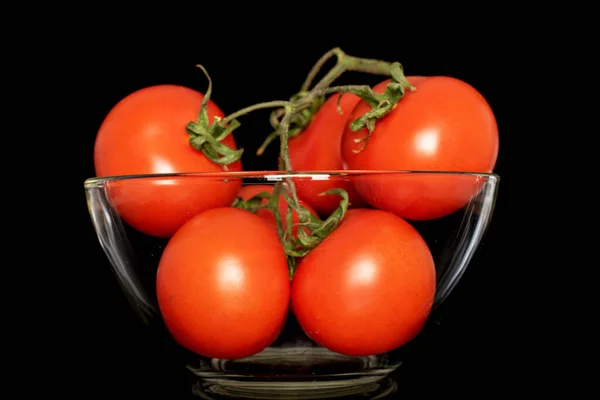 Kilka Świeżych Pomidorów Gałęzi Szklaną Płytą Makro Izolowanych Czarnym Tle — Zdjęcie stockowe