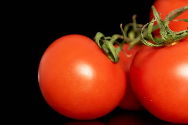 Flera Färska Tomater Gren Makro Isolerad Svart Bakgrund — Stockfoto