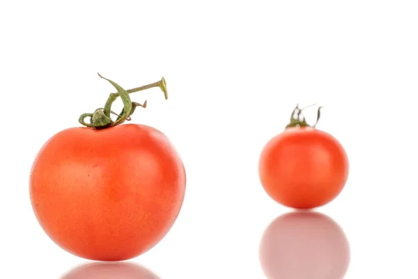 Dois Tomates Maduros Macro Isolados Sobre Fundo Branco — Fotografia de Stock