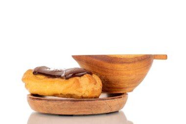 Tahta bir fincan ile çikolatalı pasta, yakın plan, beyaz arka planda izole edilmiş..