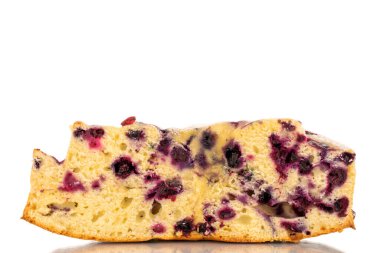 Beyaz arka planda izole edilmiş vişneli, makro vanilyalı bir kek..