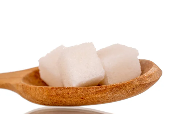 Alguns Cubos Açúcar Branco Com Uma Colher Madeira Macro Isolado — Fotografia de Stock