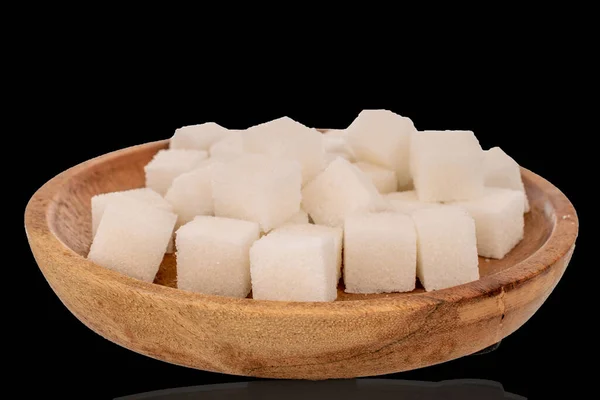 黒い背景に隔離された木製のソーサー マクロ上の白い砂糖のいくつかのキューブ — ストック写真