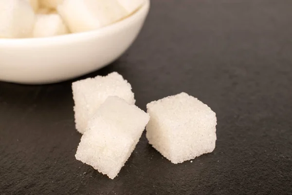 Alguns Cubos Açúcar Branco Com Pires Cerâmica Branca Uma Ardósia — Fotografia de Stock
