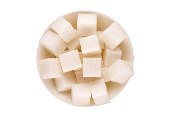 白い背景に白いセラミックソーサーを持ついくつかの白い砂糖キューブ マクロ トップビュー — ストック写真