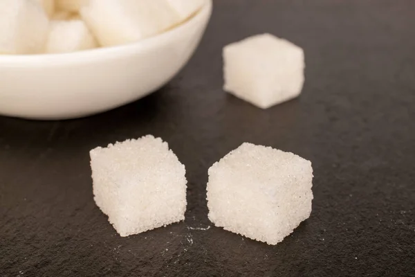 Alguns Cubos Açúcar Branco Com Pires Cerâmica Branca Uma Ardósia — Fotografia de Stock