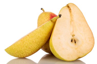 Odaklanmış organik armudun iki yarısı, yakın plan, beyaz arka plan. Arka planda bir armut var..