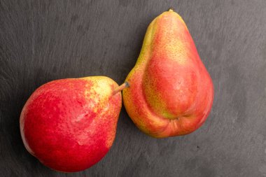 Tahtada iki güzel kokulu armut, yakın plan, üst manzara..