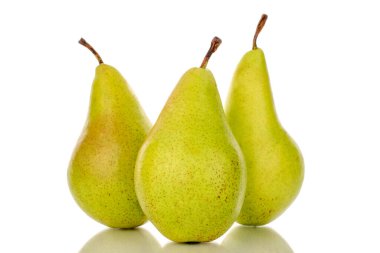 Üç olgun organik armut, makro, arka planda..