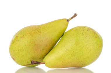 İki tatlı armut, yakın plan, beyaz arka planda..