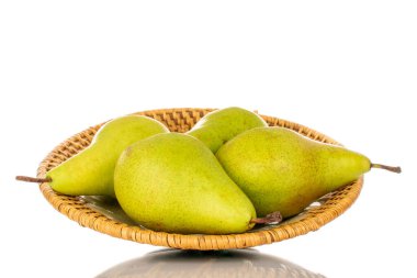 Seramik bir tabakta dört organik armut, yakın plan, beyaz arka plan..