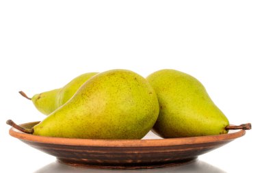 Seramik bir tabakta üç organik armut, yakın plan, beyaz arka plan..